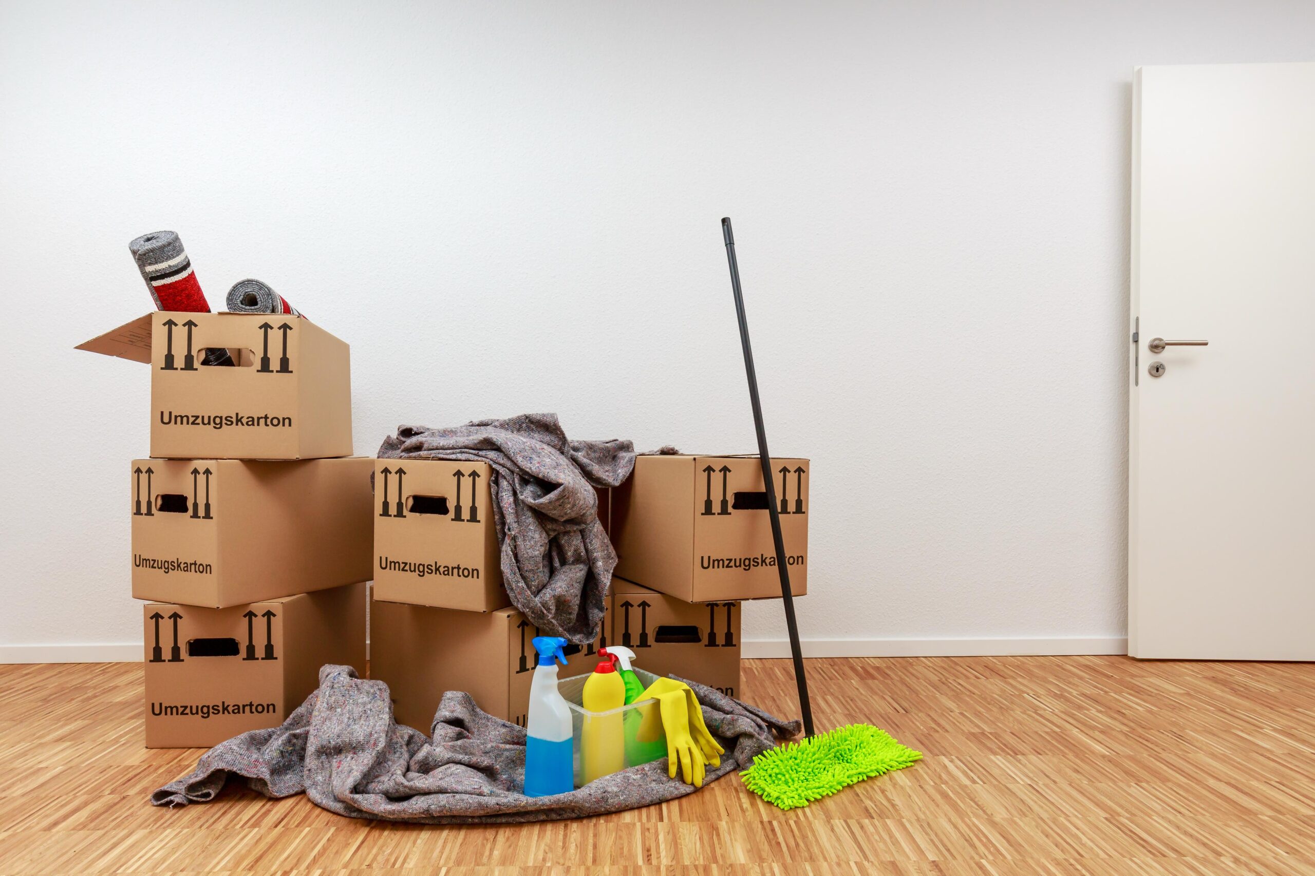 Wohnungsräumung in Viersen mit gepackten Umzugskartons, Reinigungsutensilien und vorbereiteter Entrümpelung